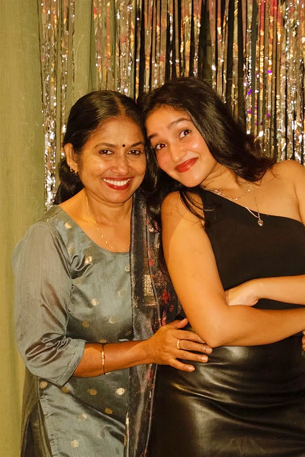 Actress Anika Surendran Birthday Celebrations With Friends Photos5