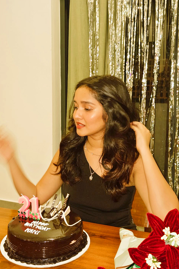 Actress Anika Surendran Birthday Celebrations With Friends Photos9