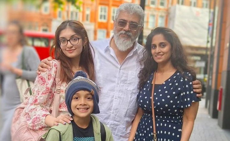 Thala Ajith Family Pictures and Moments Photos11