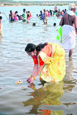 నదీ హారతికి వేళాయె..1