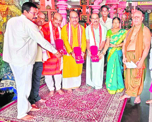 రేపు సిరిమాను చెట్టుకు బొట్టు 
3