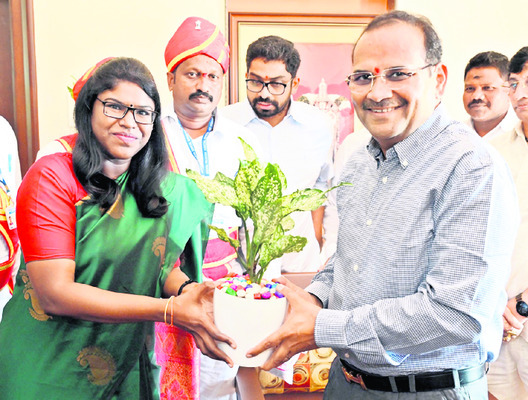 సుప్రీంకోర్టు న్యాయమూర్తిని కలసిన ఉన్నతాధికారులు 1