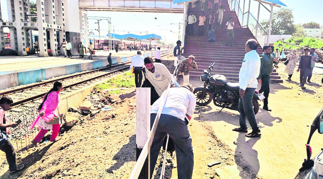 వంతెన ఎక్కలేక.. పట్టాలు దాటలేక!1