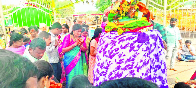 మేడారంలో భక్తుల రద్దీ
1