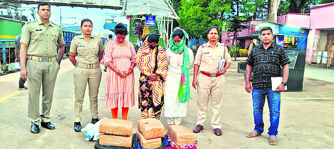 రూ.8 కోట్ల విలువ గల ద్రవ గంజాయి పట్టివేత3