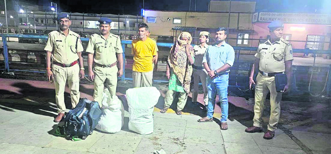 రూ.8 కోట్ల విలువ గల ద్రవ గంజాయి పట్టివేత2