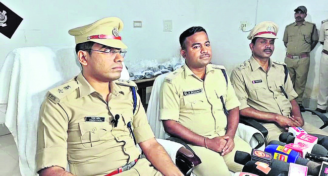 రూ.8 కోట్ల విలువ గల ద్రవ గంజాయి పట్టివేత1