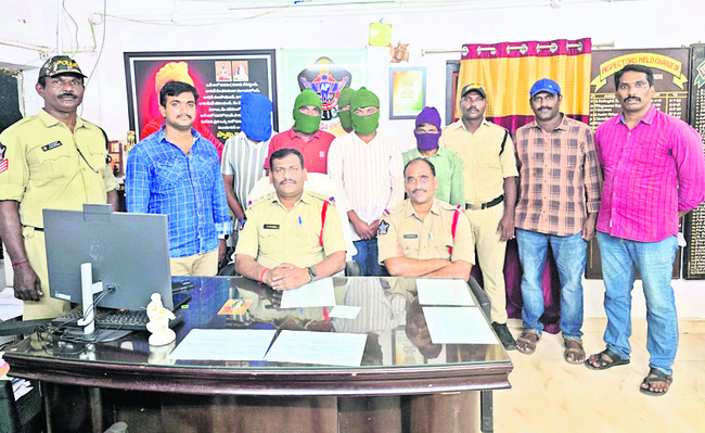 సుప్రీంకోర్టు న్యాయమూర్తిని కలసిన ఉన్నతాధికారులు 2