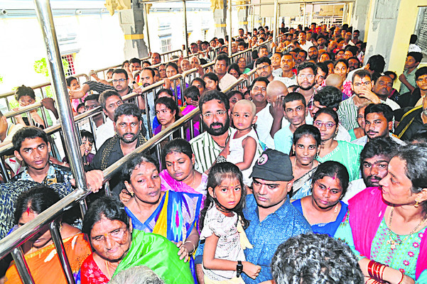దుర్గమ్మ సన్నిధిలో భక్తుల రద్దీ 1