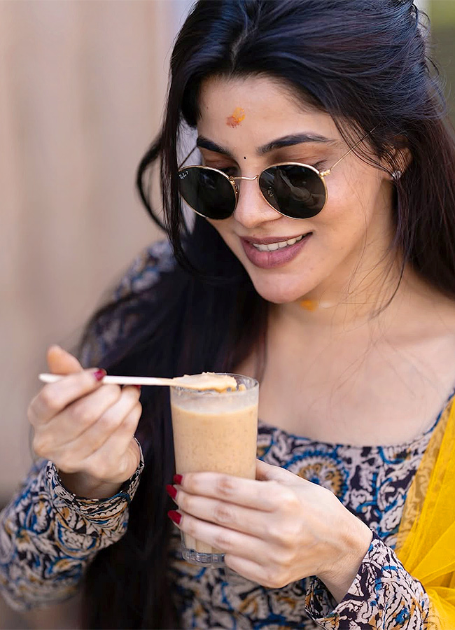 Actress Divya Bharathi HD Latest Photos16