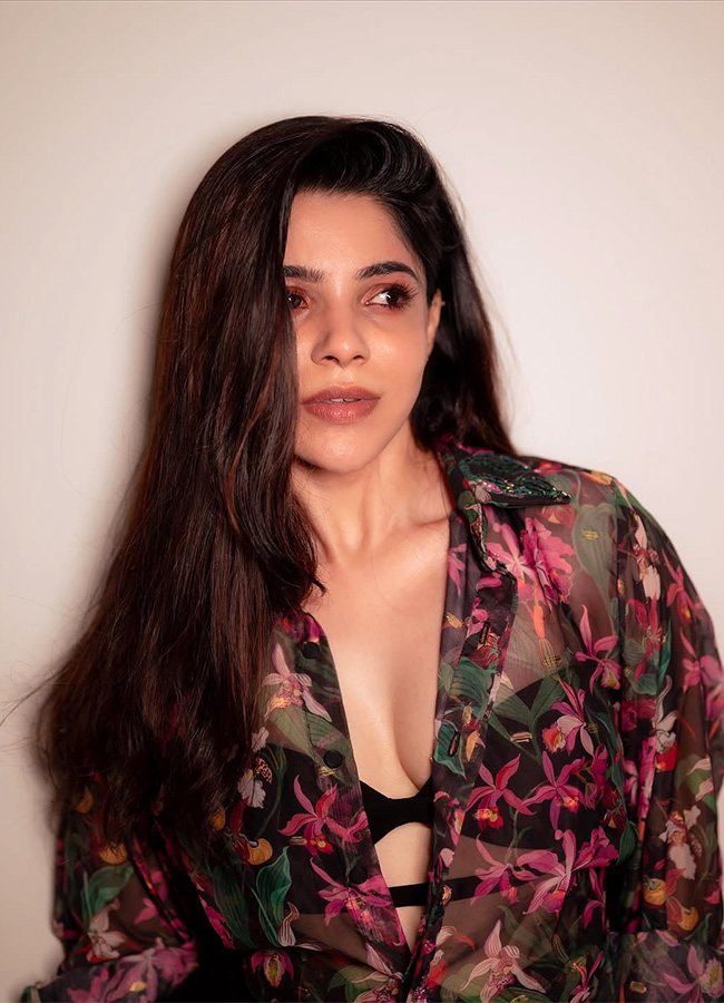 Actress Divya Bharathi HD Latest Photos2