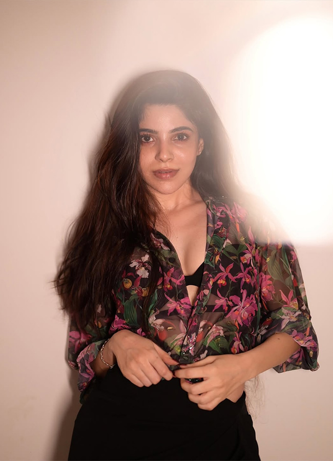 Actress Divya Bharathi HD Latest Photos4