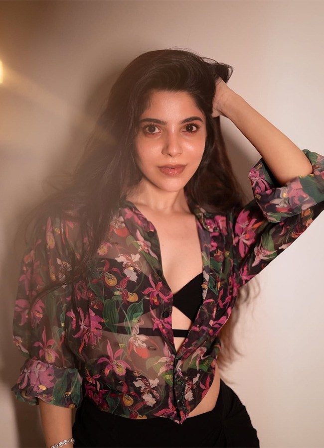 Actress Divya Bharathi HD Latest Photos5