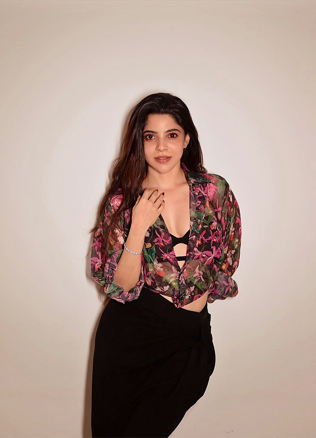 Actress Divya Bharathi HD Latest Photos6