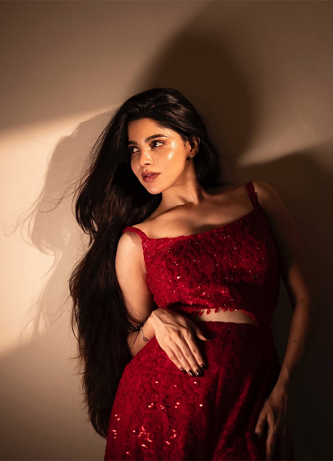 Actress Divya Bharathi HD Latest Photos7