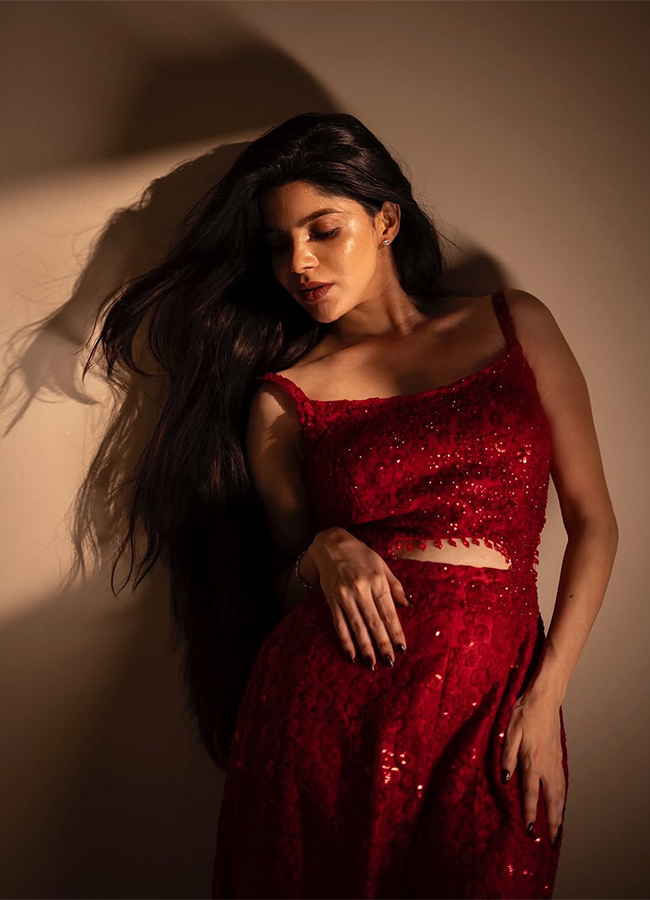 Actress Divya Bharathi HD Latest Photos9