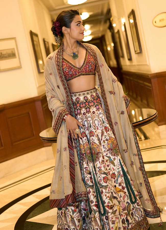 'National Crush' Rashmika looks like a glamorous doll (Photos)2