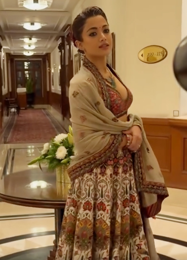 'National Crush' Rashmika looks like a glamorous doll (Photos)11