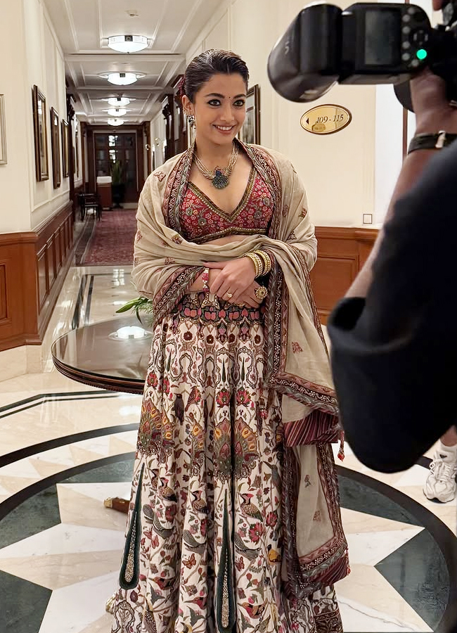 'National Crush' Rashmika looks like a glamorous doll (Photos)4