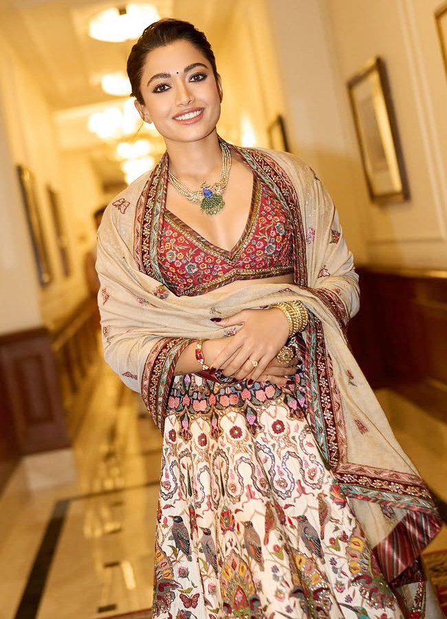 'National Crush' Rashmika looks like a glamorous doll (Photos)6