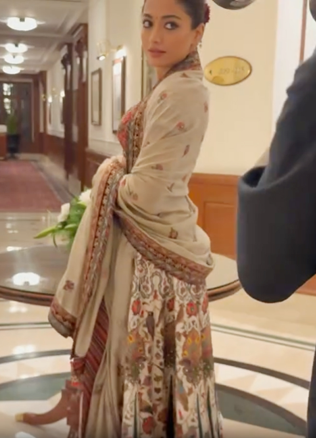 'National Crush' Rashmika looks like a glamorous doll (Photos)10