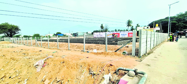 జలవనరుల భూములకు ఎసరు 1