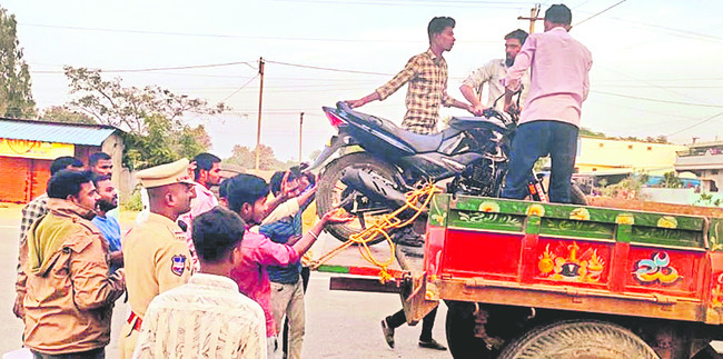 ట్రాక్టర్‌, బైక్‌  ఎదురెదురుగా ఢీ 1