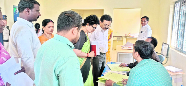 సామగ్రి సక్రమంగా చేరేలా చర్యలు తీసుకోండి 
1