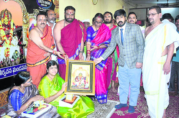 బాసరలో హైకోర్టు న్యాయమూర్తి పూజలు1