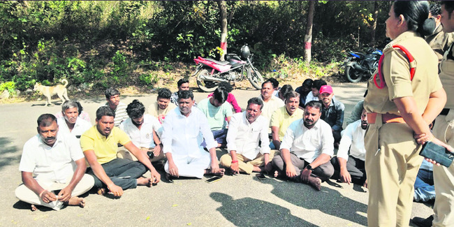 దీక్షాదివస్‌ టెంట్‌ కూల్చివేత1