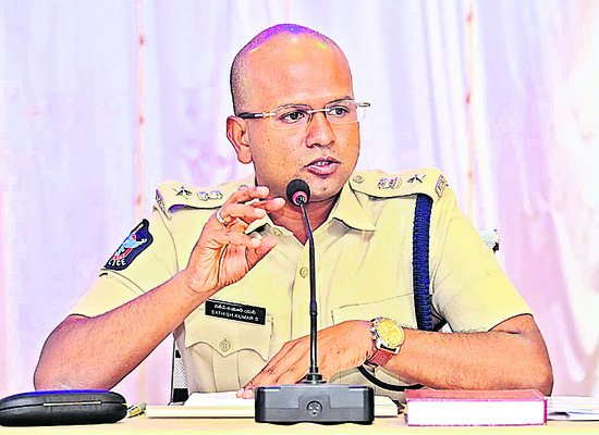 నిబద్ధతతో పనిచేస్తేనే ప్రజల్లో నమ్మకం 1