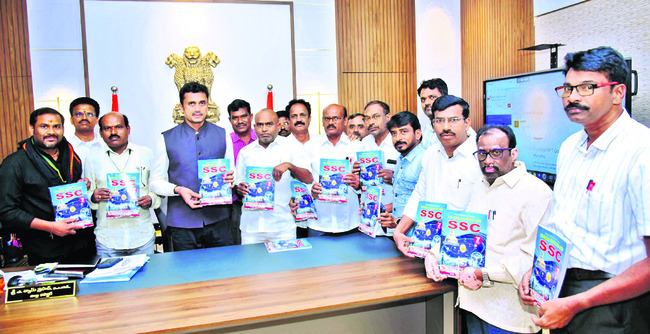 మోడల్‌ పేపర్స్‌ ఆవిష్కరణ1