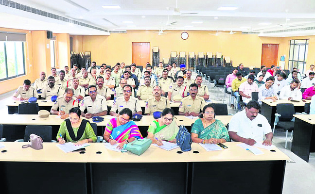 విధుల నిర్వహణలో పొరపాట్లుకు తావివ్వొద్దు1