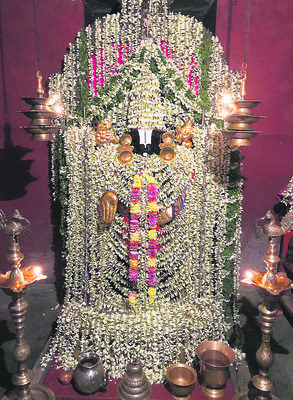 ఇసుక రీచ్‌ వద్ద ట్రాక్టర్ల క్యూ !1