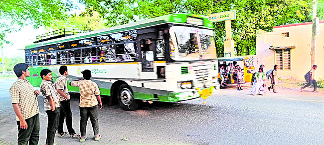 రోడ్డు దాటాలంటే వణుకు.. 1