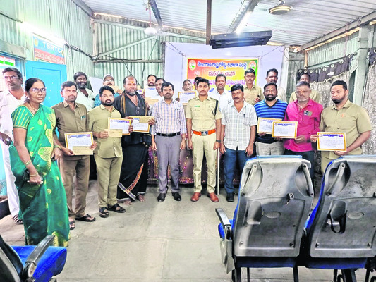 ప్రతిభా పురస్కారాలతో ప్రోత్సాహం 
1