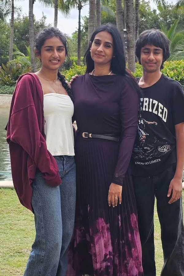 Actress Laya gorty Enjoying vacation with Family Photos11