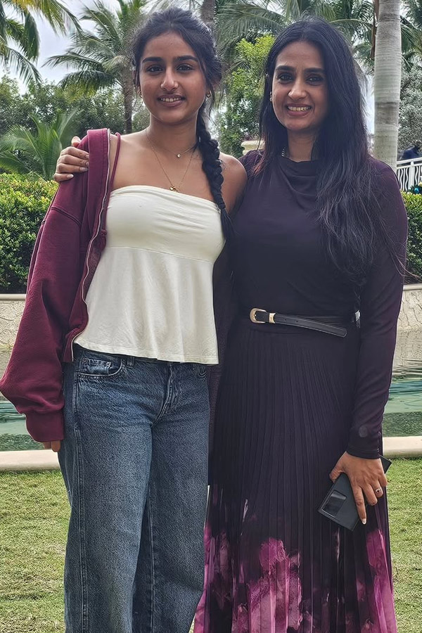 Actress Laya gorty Enjoying vacation with Family Photos8