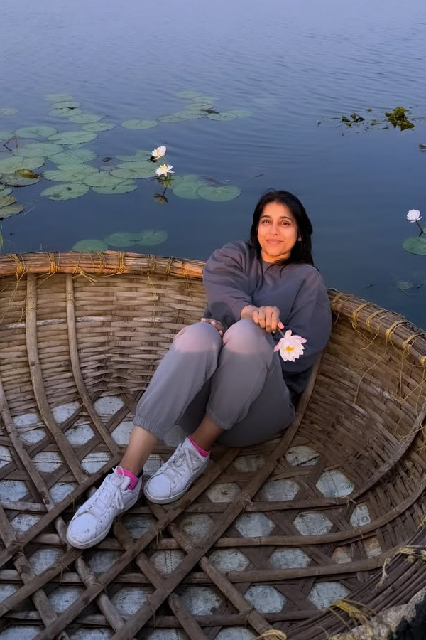 Anchor Rashmi Gautham Enjoying Nature In The morning Photos11