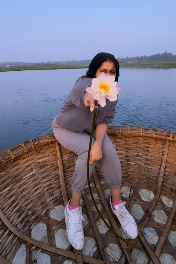 Anchor Rashmi Gautham Enjoying Nature In The morning Photos12