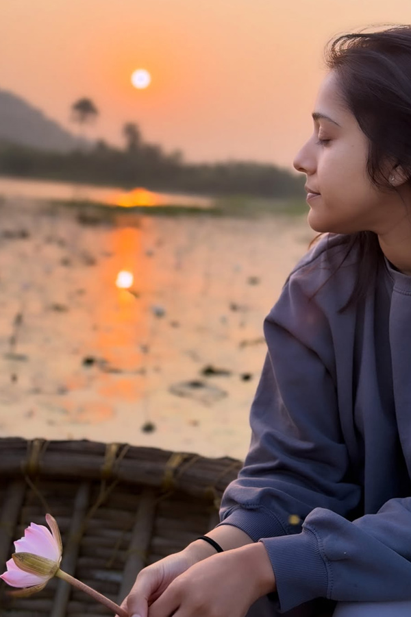 Anchor Rashmi Gautham Enjoying Nature In The morning Photos13