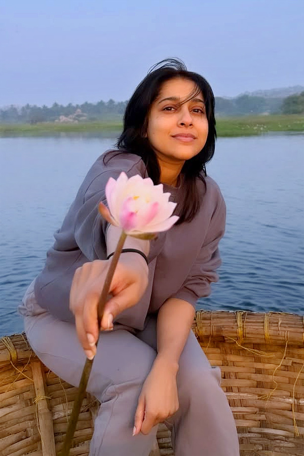 Anchor Rashmi Gautham Enjoying Nature In The morning Photos14