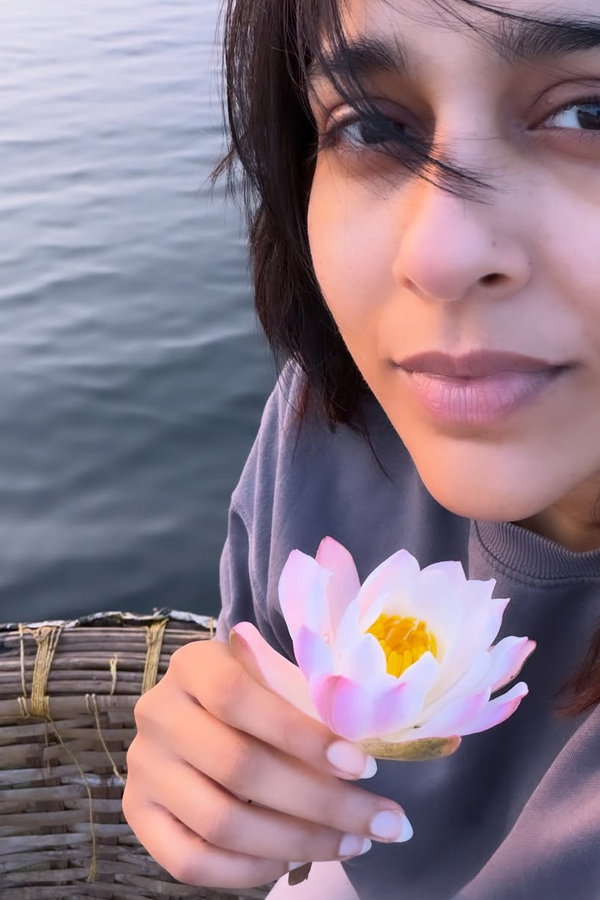 Anchor Rashmi Gautham Enjoying Nature In The morning Photos15