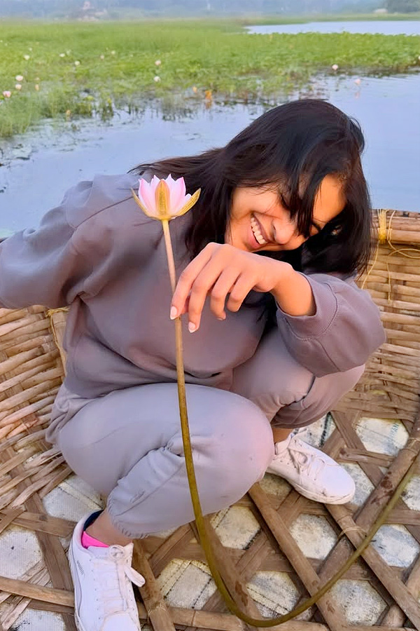 Anchor Rashmi Gautham Enjoying Nature In The morning Photos4