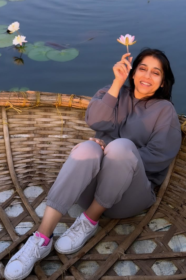 Anchor Rashmi Gautham Enjoying Nature In The morning Photos5