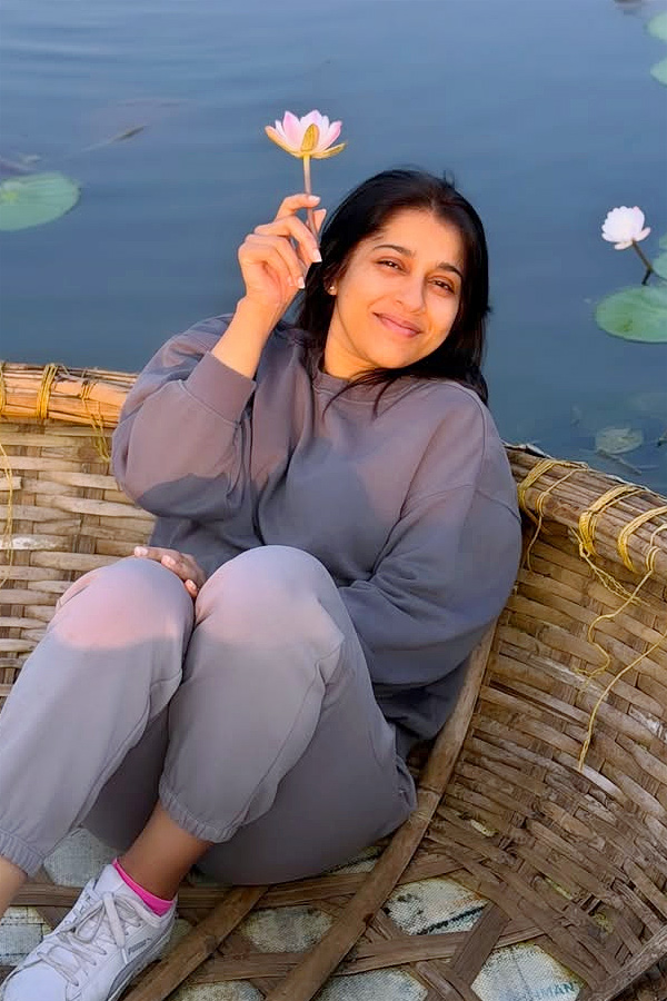 Anchor Rashmi Gautham Enjoying Nature In The morning Photos6