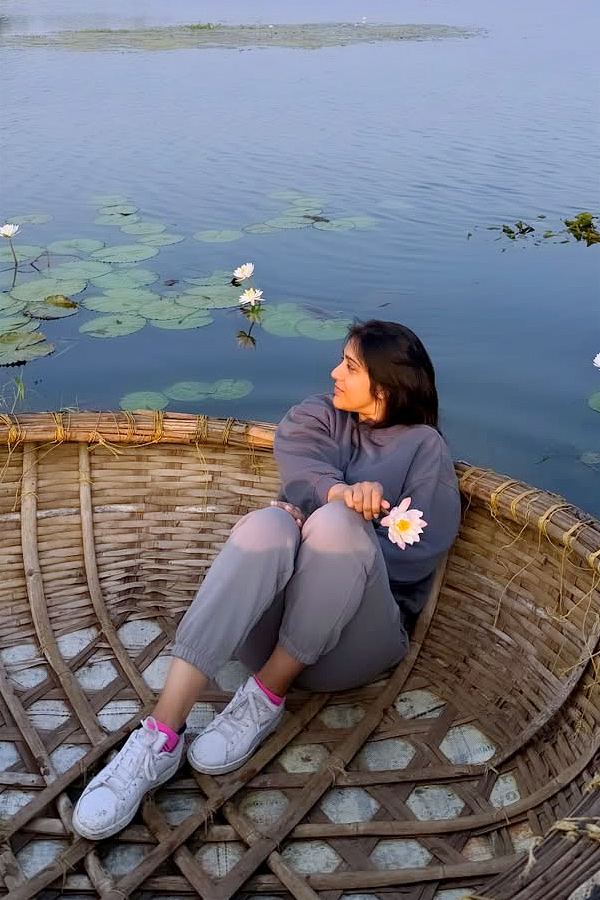 Anchor Rashmi Gautham Enjoying Nature In The morning Photos7
