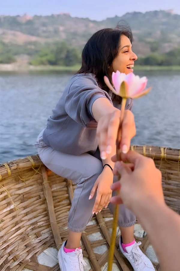 Anchor Rashmi Gautham Enjoying Nature In The morning Photos9