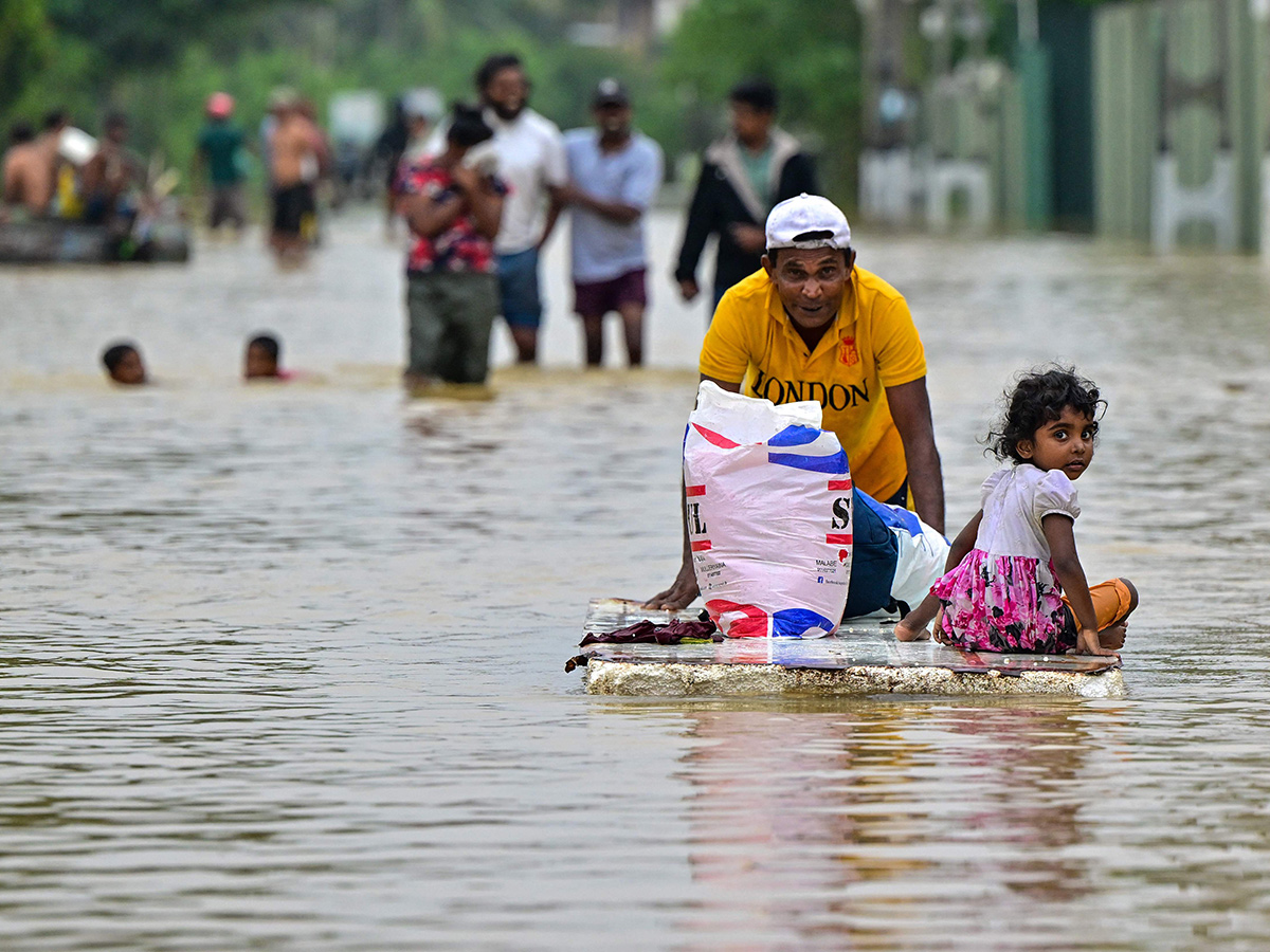 వణికిస్తున్న ‘దిత్వా’ తుపాను (ఫొటోలు) | Cyclone Ditwah Live Updates ...