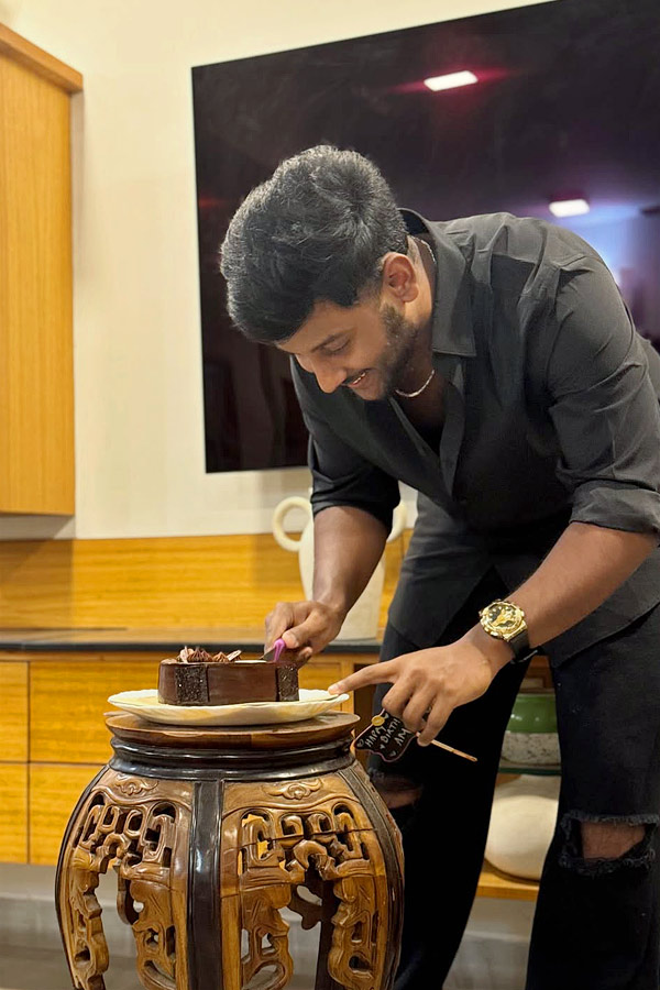 Nivetha Thomas Brother Birthday Celebrations Photos2